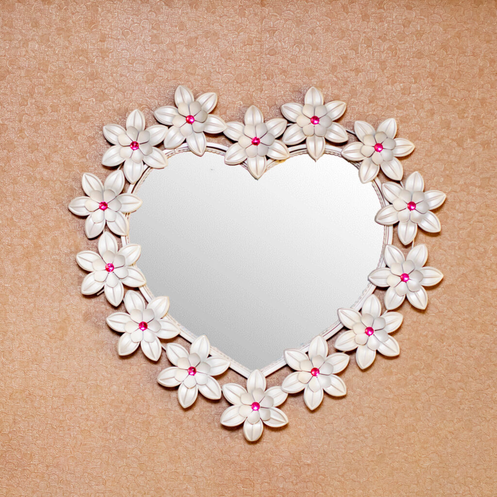accent-wall-mirror-heart-shaped-in-a-white-floral-frame-with-stones-605423